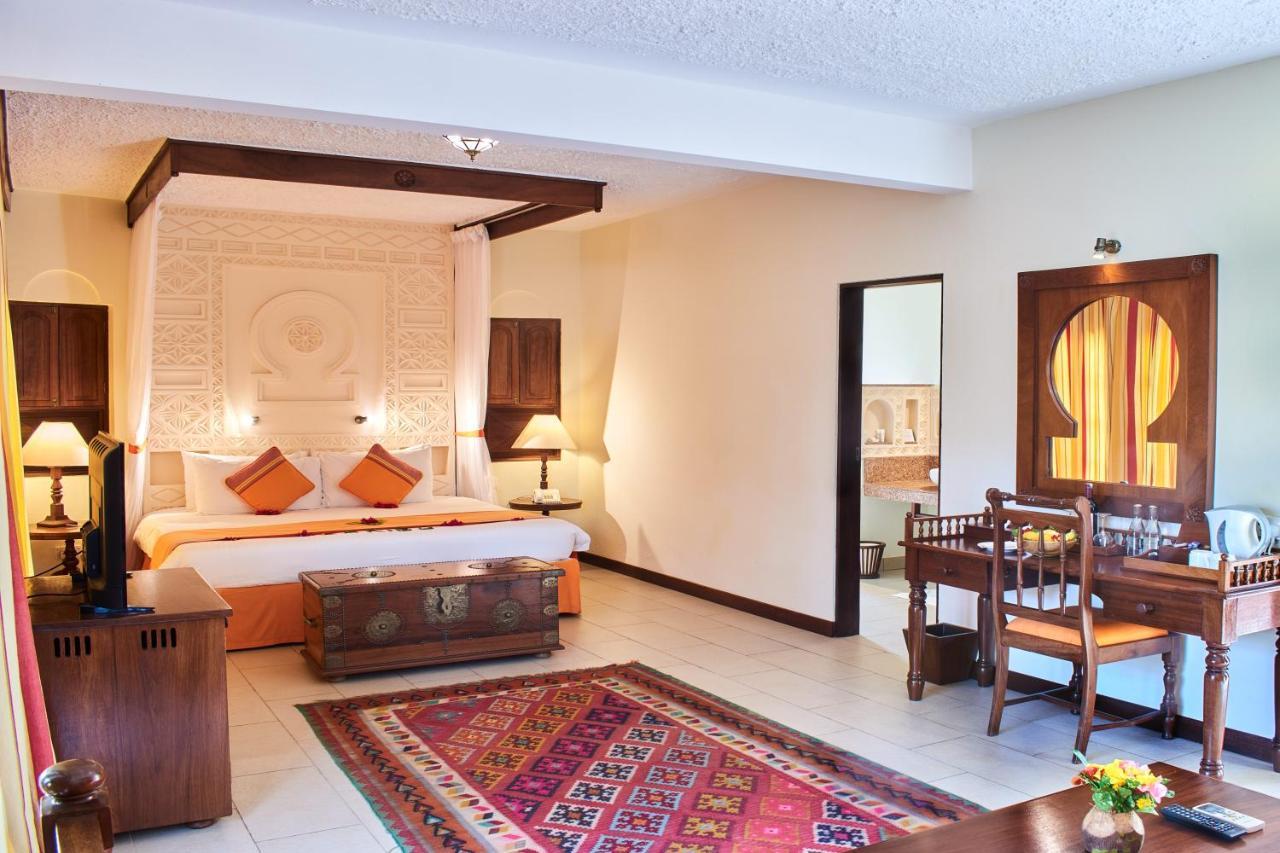 Neptune Village Beach Resort & Spa Galu Exterior photo