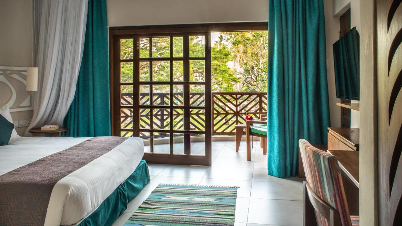 Neptune Village Beach Resort & Spa Galu Exterior photo