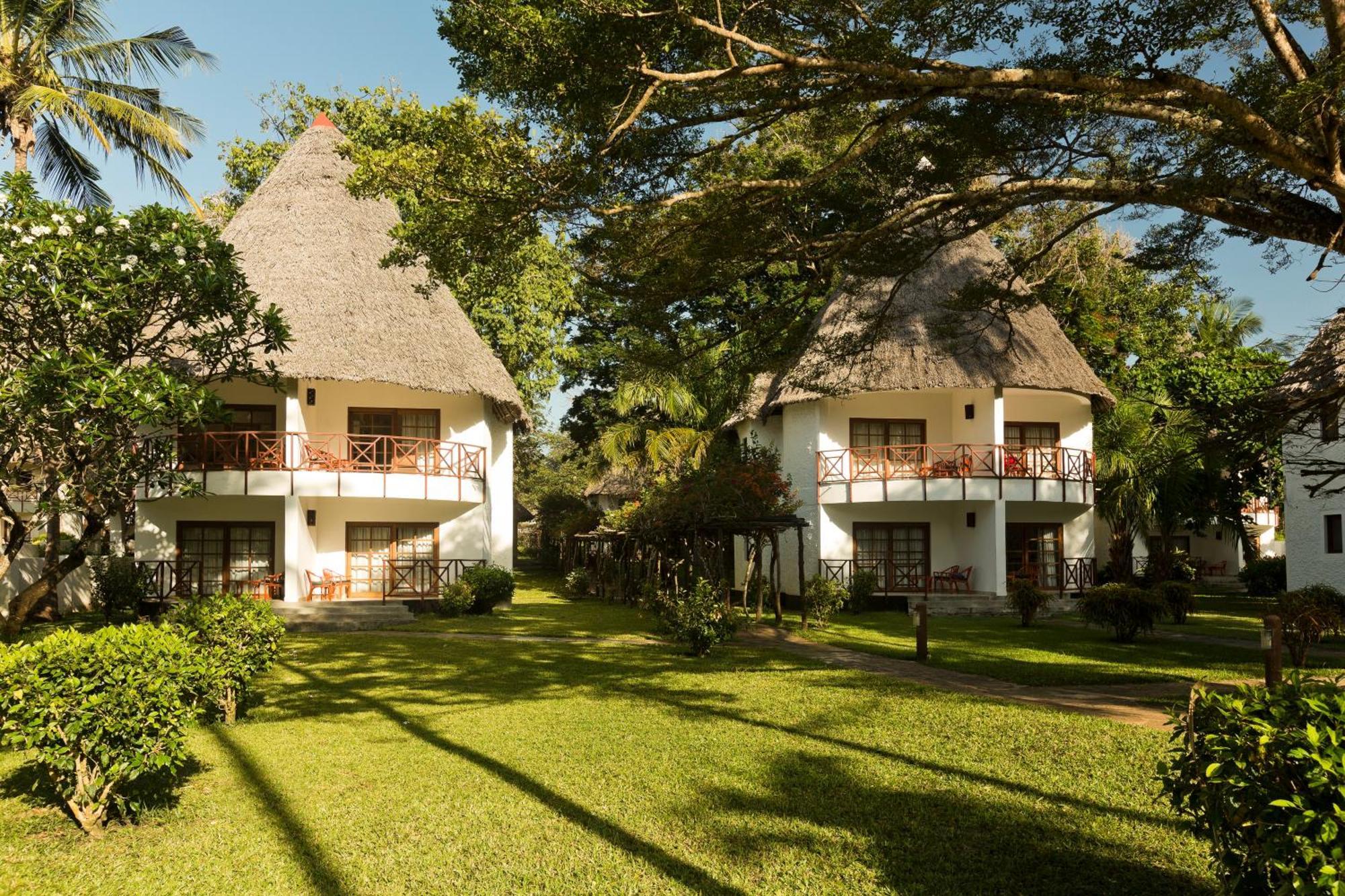 Neptune Village Beach Resort & Spa Galu Exterior photo