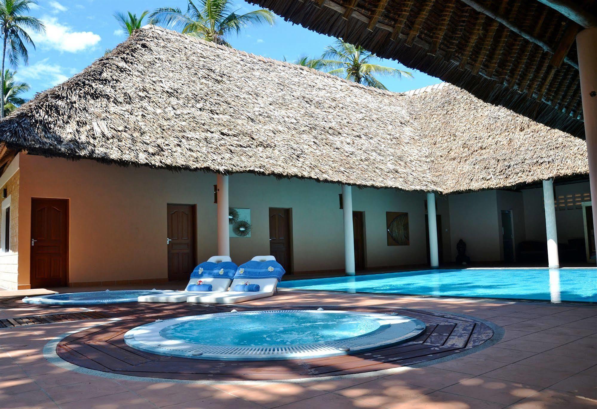 Neptune Village Beach Resort & Spa Galu Exterior photo