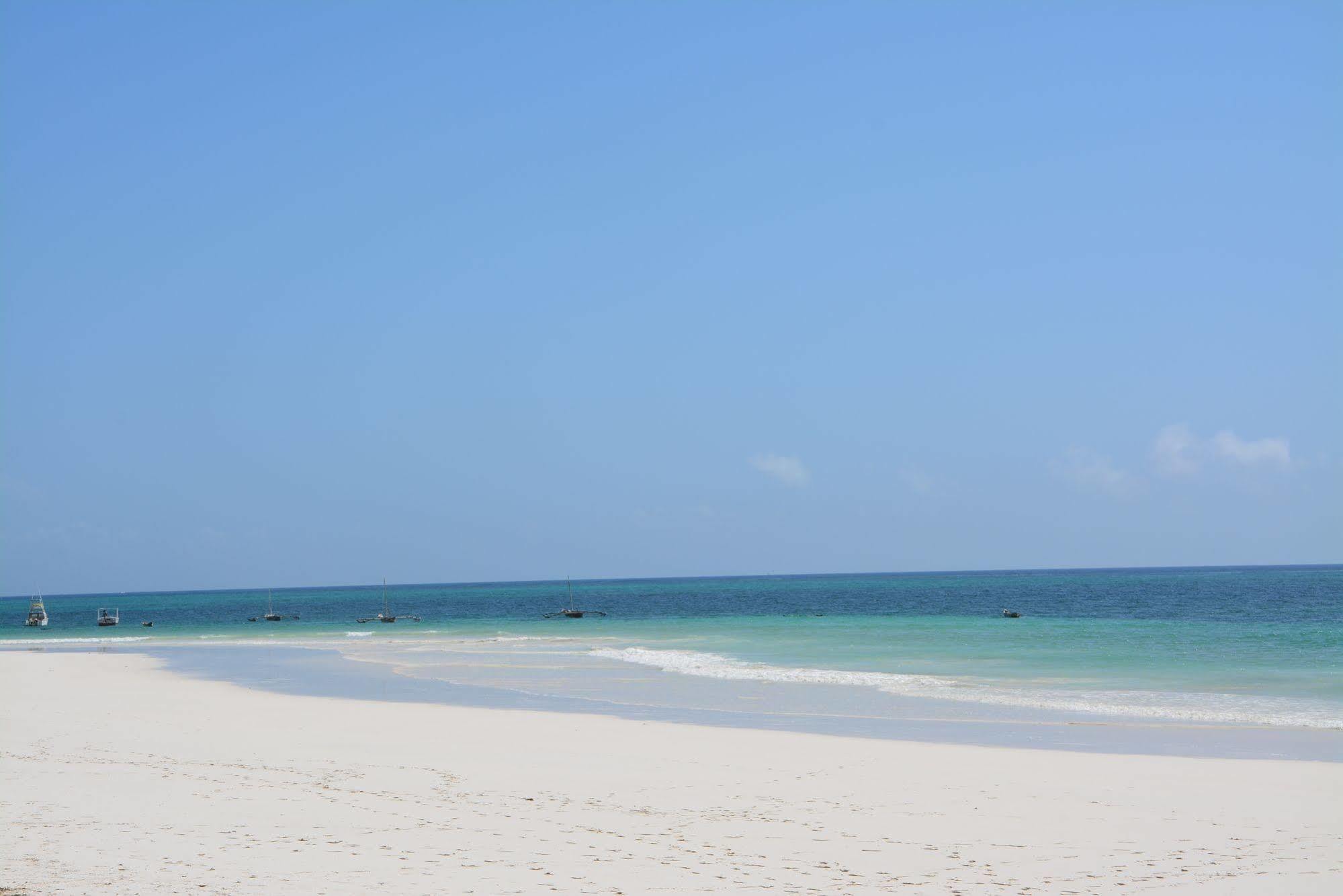Neptune Village Beach Resort & Spa Galu Exterior photo