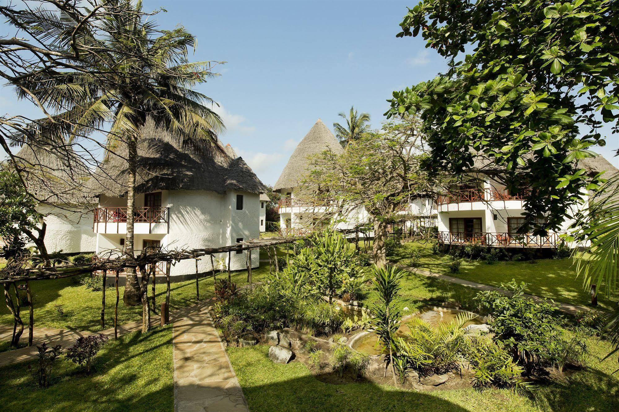 Neptune Village Beach Resort & Spa Galu Exterior photo